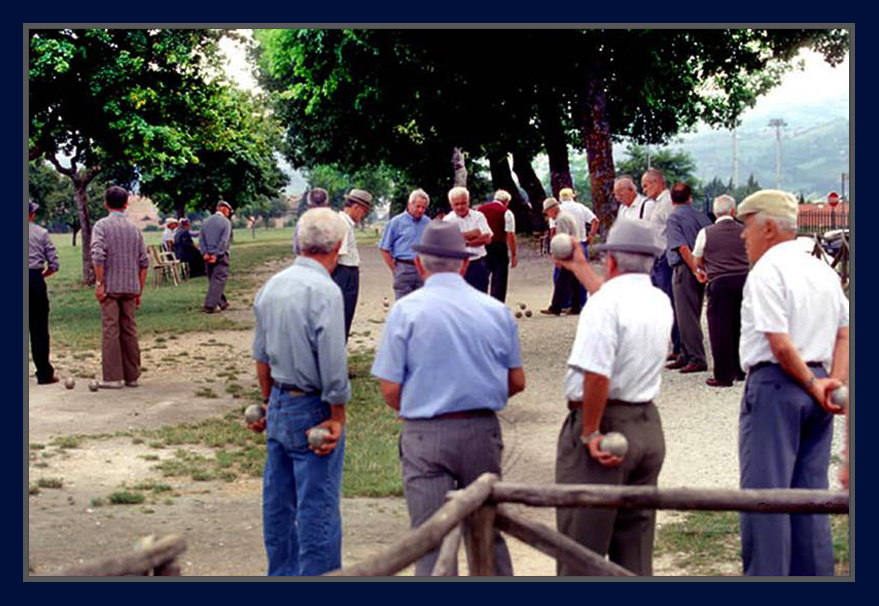 Aposentados italianos da cidade de Gubbio. Foto Orlando Brito