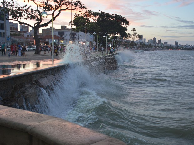 Marinha emite alerta de ressaca com ondas de até 2,5m na Paraíba