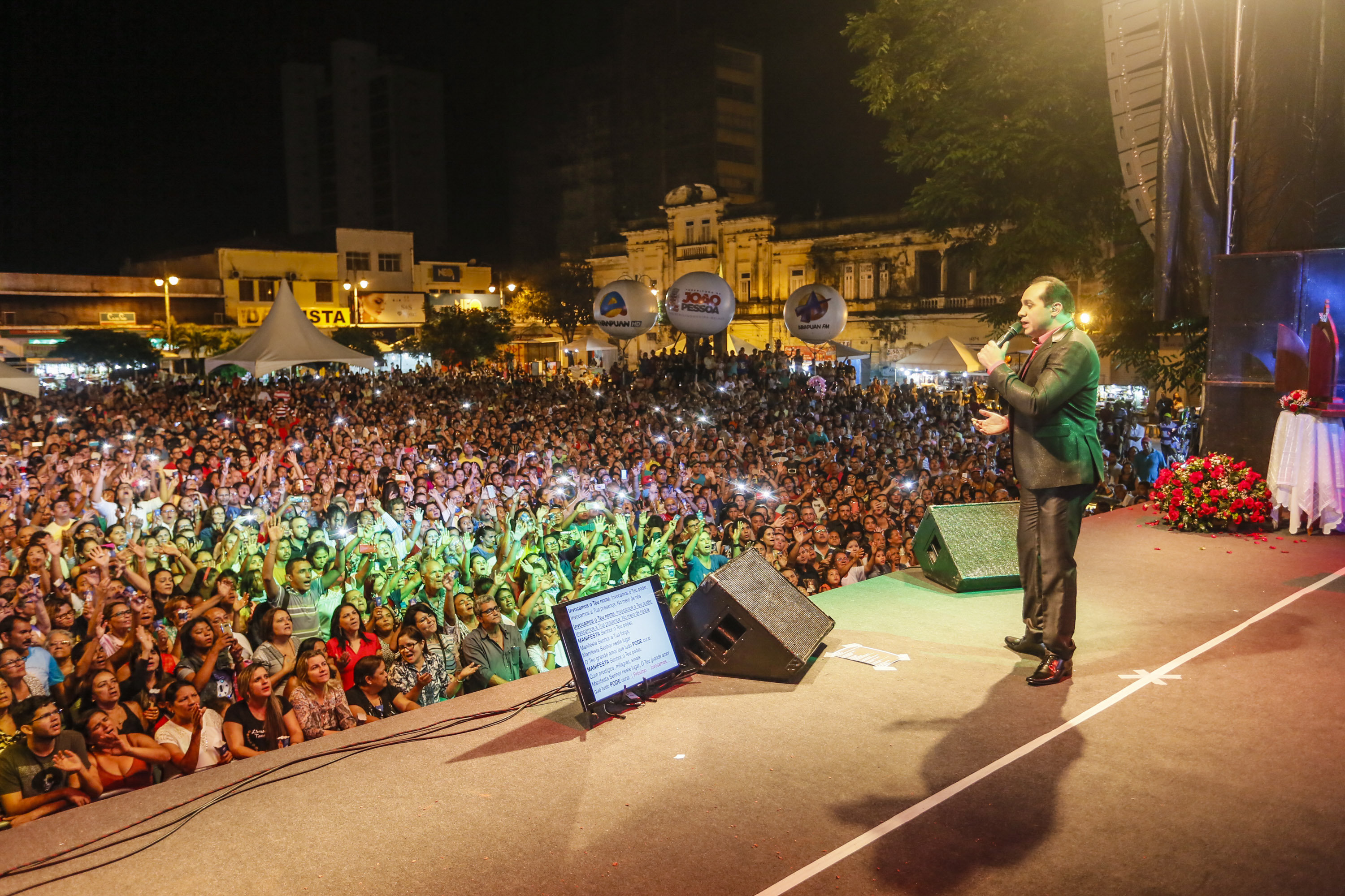 Multidão prestigia apresentações cristãs na segunda noite da Festa das Neves no Ponto de Cem Réis