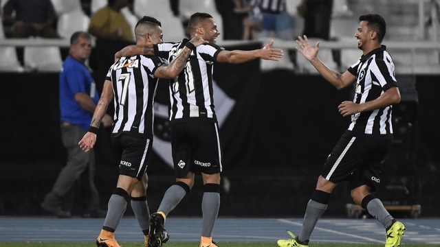 Botafogo derrota o Santos, quebra invencibilidade de 17 partidas do "Peixe", e ultrapassa o Flamengo