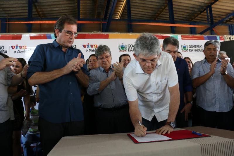 Ricardo Coutinho autoriza reforma do Aeródromo e realização de obras em escolas na cidade de Sousa