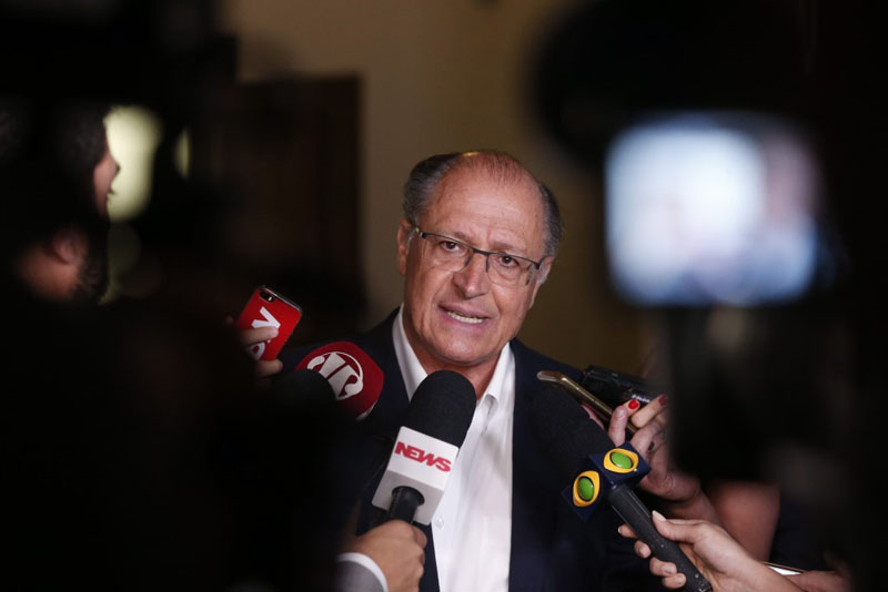 Geraldo Alckmin sinaliza desembarque do governo Temer depois que assumir direção do PSDB