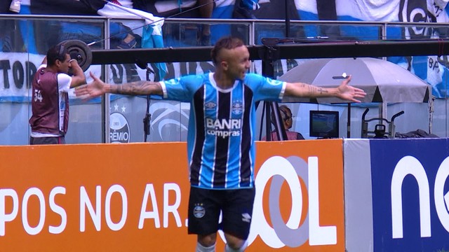 Grêmio começa perdendo, mas tira Everton da "cartola" e vence o Flamengo por 3 a 1