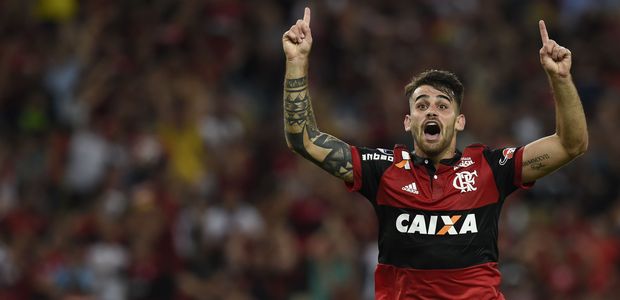 Felipe Vizeu of Brazil's Flamengo celebrates after scoring against Colombia's Junior de Barranquilla during their Copa Sudamericana first leg semifinal football match at Maracana stadium in Rio de Janeiro, Brazil, on November 23, 2017.  / AFP PHOTO / LEO CORREA ORG XMIT: XLC127