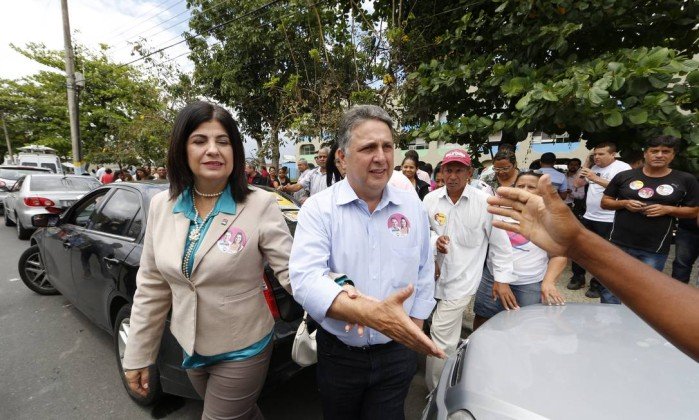 Acusados de integrarem uma organização criminosa; ex-governadores Garotinho e Rosinha são presos pela Polícia Federal