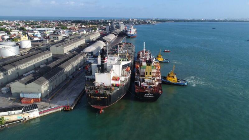 Governador Ricardo acompanha operação piloto Ship to Ship no Porto de Cabedelo