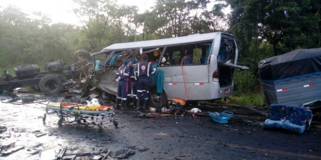 Passageiros transportados em Van de Catolé do Rocha e Riacho dos Cavalos morrem em grave acidente na BR 251 em MG