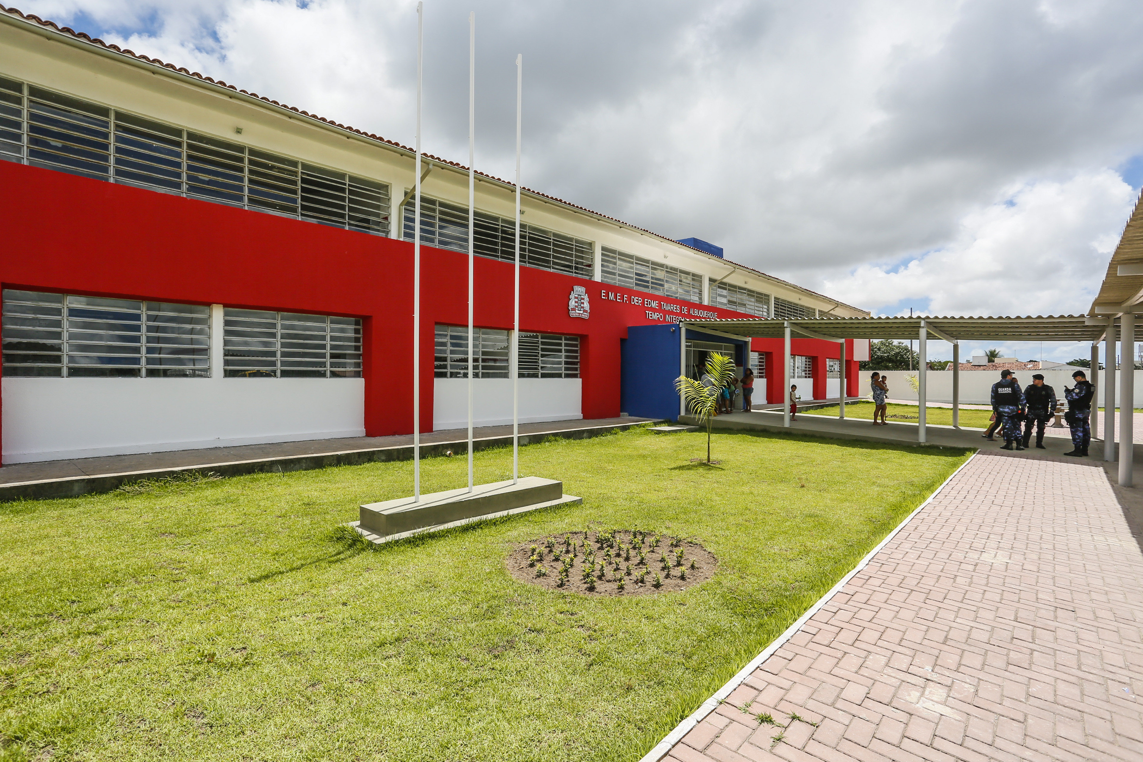 Prefeito Luciano entrega escola em tempo integral na comunidade de Mumbaba