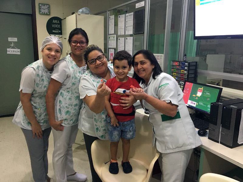 AGRADECIMENTO: Paciente de apenas 3 anos surpreende equipe de enfermagem do Hospital Alberto Urquiza, com flores