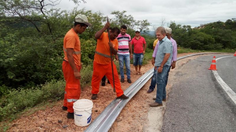 PROTEÇÃO: Nabor Wanderley acompanha instalação de defensas metálicas na Serra do Teixeira