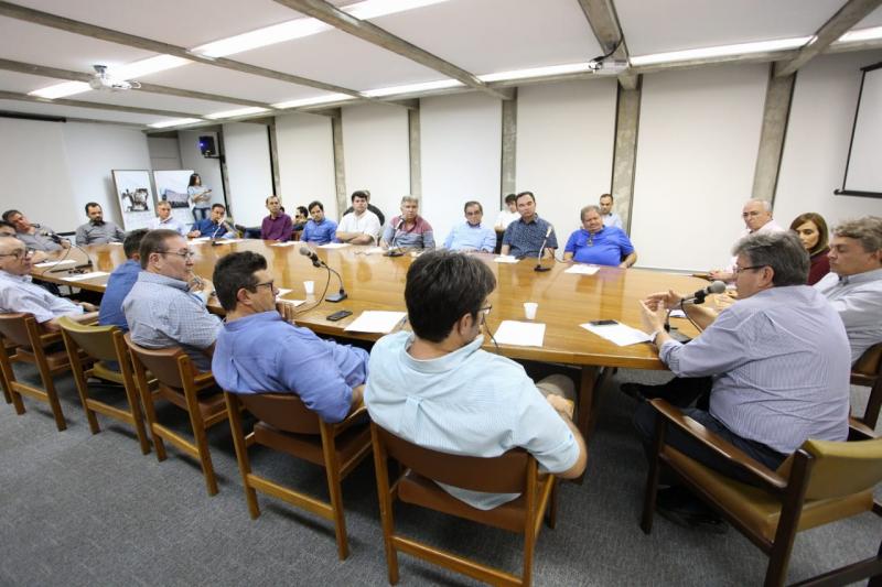 DEBATE: João Azevêdo participa de debate no Sinduscon PB com 22 empresários da construção civil , em Campina Grande