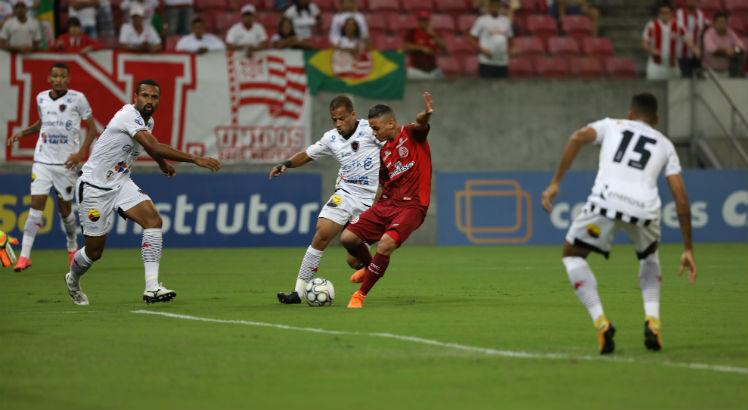 Sem vencer a cinco jogo, Botafogo perde para o Náutico