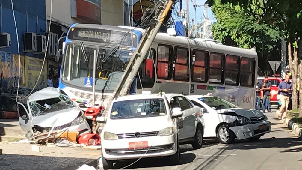 Desgovernado, ônibus da empresa Navegantes bate em carros, invade calçada, danifica poste e deixa feridos, na Lagoa, em João Pessoa