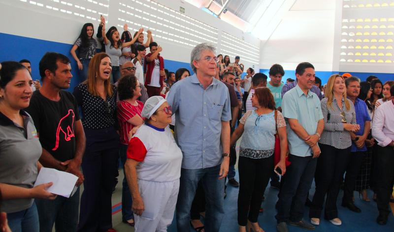 EDUCAÇÃO: Ricardo Coutinho inaugura ginásio poliesportivo e atende 300 estudantes, em Campina Grande