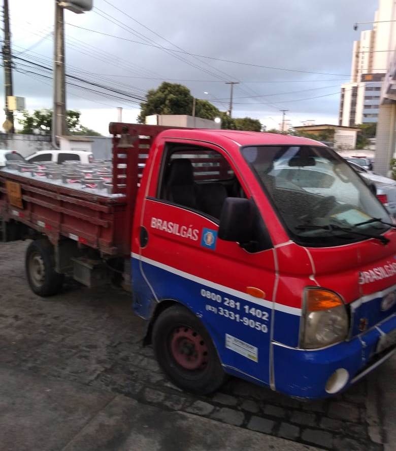 OLHA O GÁS: Polícia recupera caminhão e carga roubada e prende dois suspeitos em CG