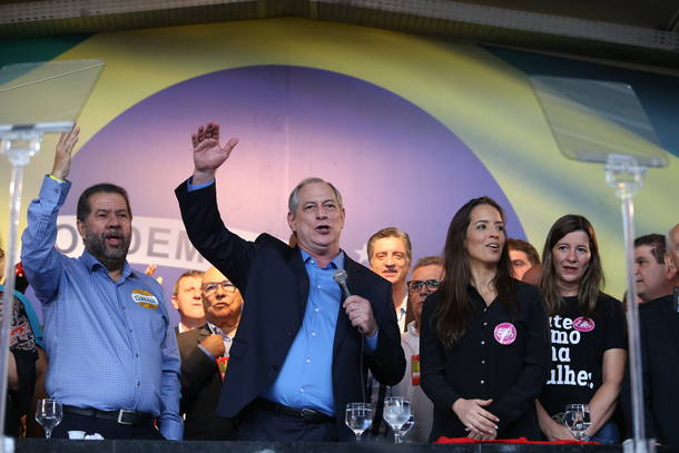 F61U9501.JPG  POSSE1 BRASILIA BSB DF 20 07 2018 POLITICA  CIRO GOMES  / CONVENCAO NACIONAL PDT - Ciro Gomes durante a Convenção Nacional do PDT que confirma sua candidatura a presidencia da Republica. Ao lado de Ciro esta Giselle Bezerra (d) e o  presidente do partido, Carlos Lupi  (e)   FOTO:DIDA SAMPAIO/ESTADAO