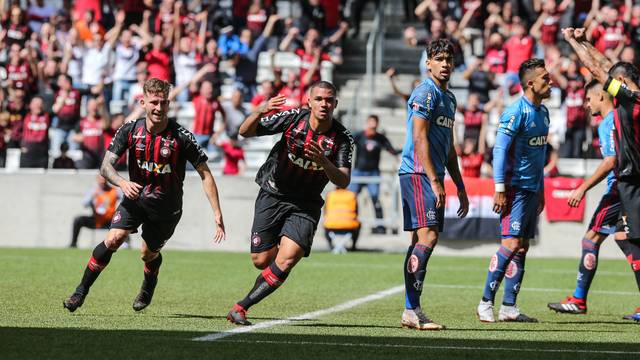 Atlético-PR atropela e impede Flamengo de retomar a liderança do Brasileiro