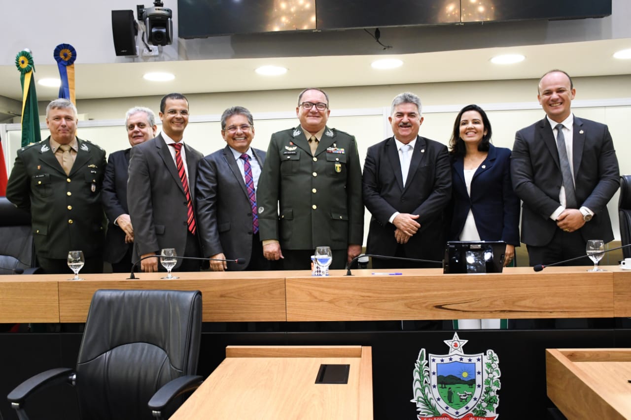 Assembleia entrega título de cidadania paraibana ao general do Exército Luís Antônio Duizit Brito