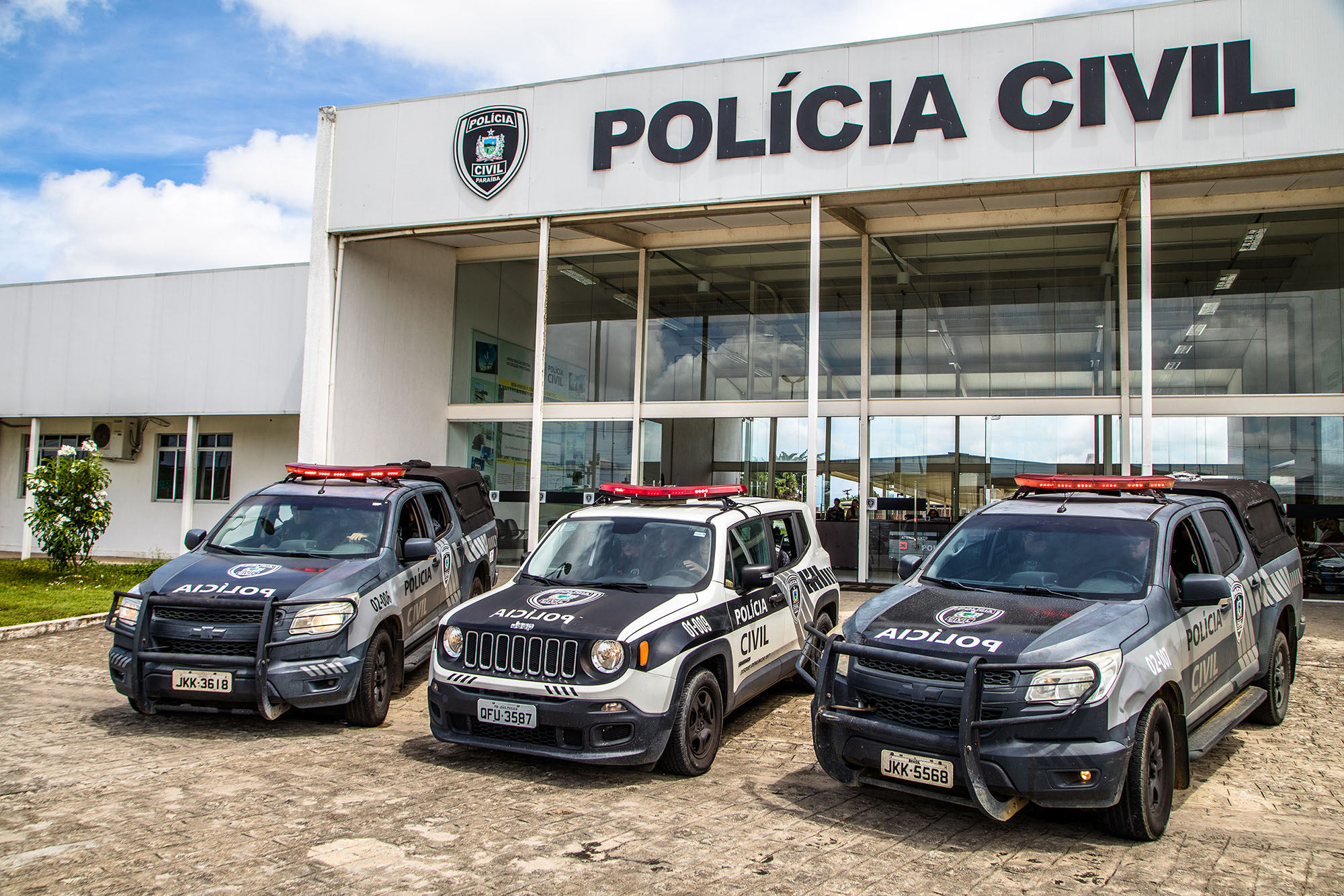 Polícia prende suspeitos de assalto e tráfico de drogas em Campina Grande