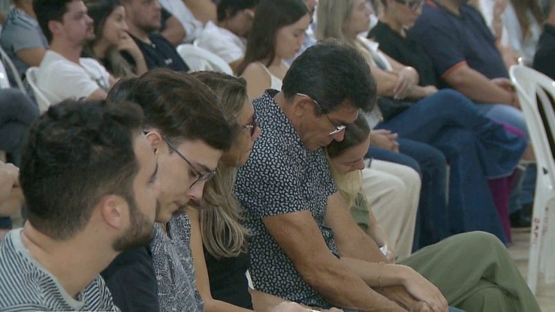 Familiares e amigos se reúnem, na Capital, em missa do 30° dia da morte do cantor Gabriel Diniz