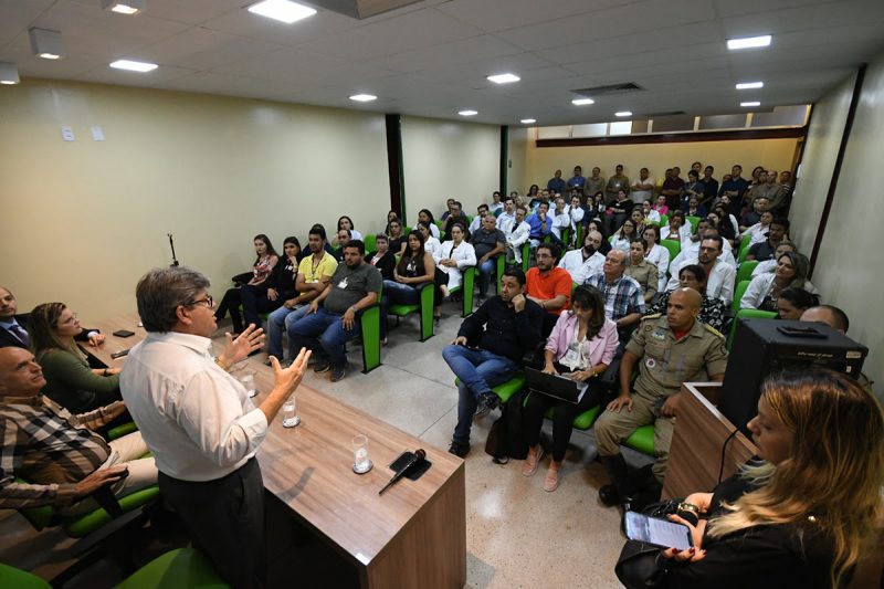 Governador João Azevedo se reúne com servidores no Hospital de Trauma e explica fim do contrato com Organização Social