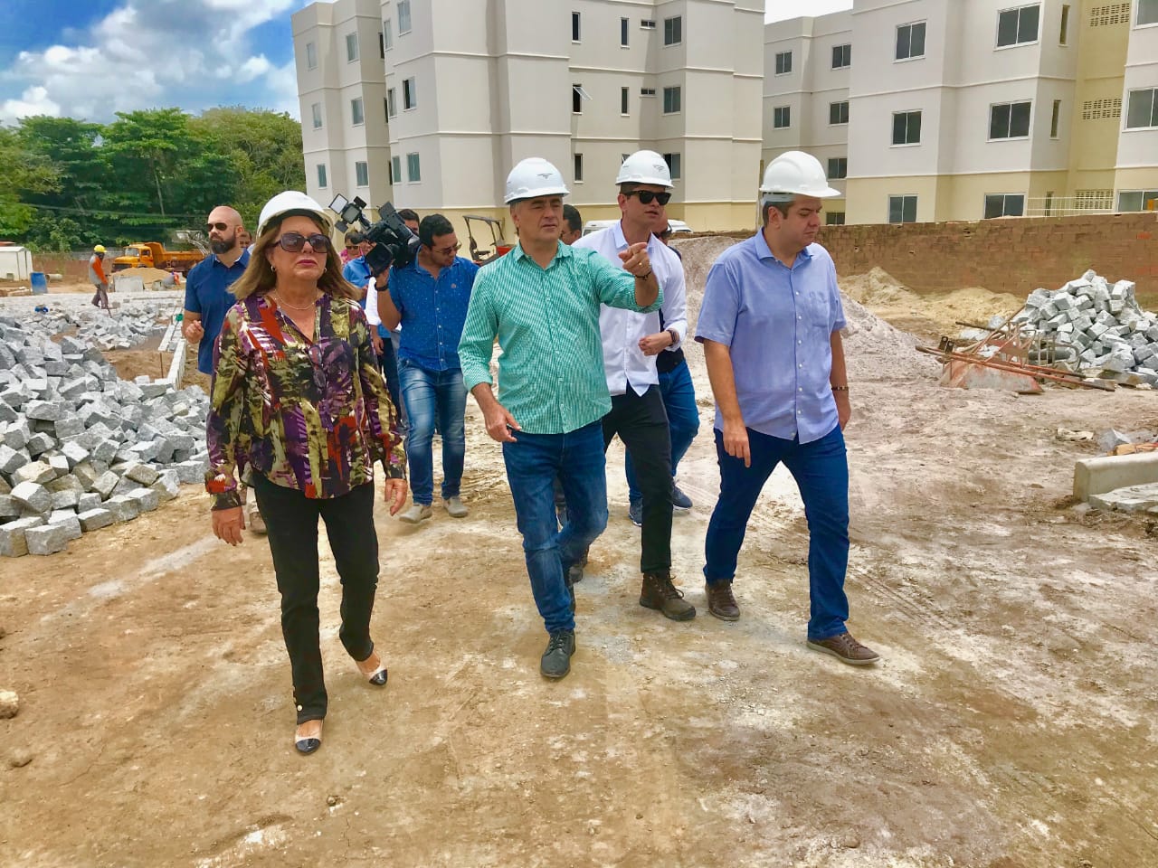 Prefeito Luciano Cartaxo vistoria obras de infraestrutura e residencial na Saturnino de Brito