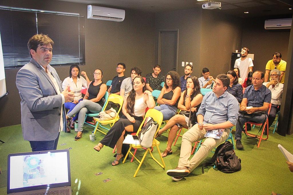 PALESTRANTE: Deputado Eduardo Carneiro ministra palestra sobre campanha política para novas lideranças