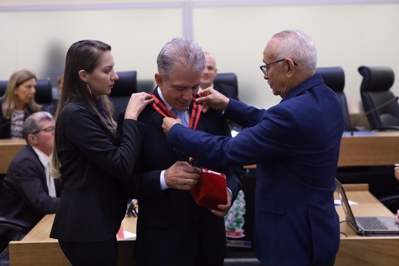 RECONHECIMENTO: Deputado Nabor recebe Comenda do Mérito da Educação Física Paraibana