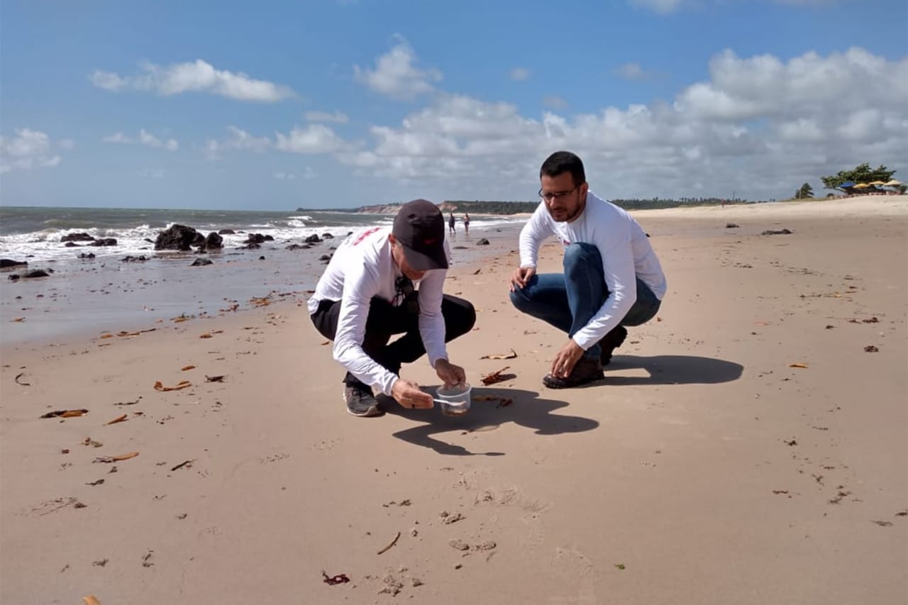 MONITORAMENTO: Equipe da Secretaria de Meio Ambiente de João Pessoa detecta gotículas de óleo em Barra de Gramame