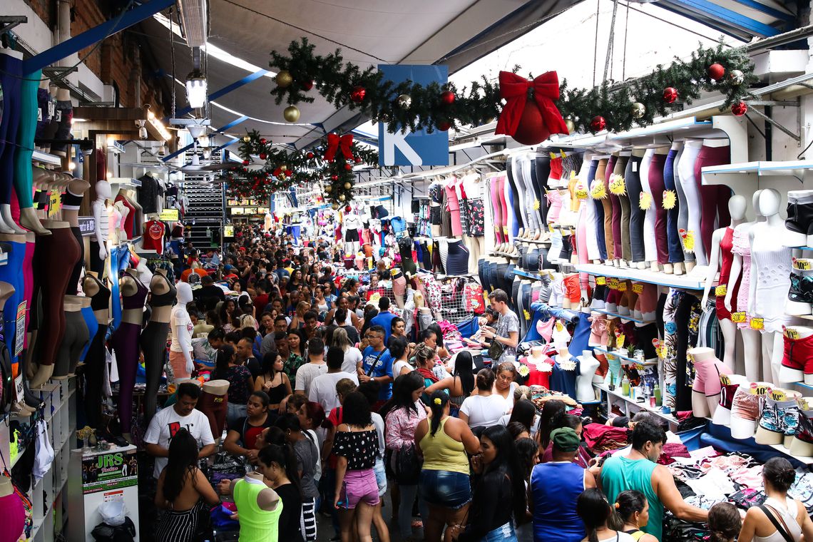 Movimento do comércio popular no Brás no mês do Natal.