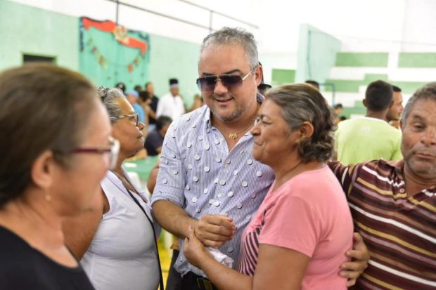 É NATAL: Prefeito Renato Mendes participa de almoço festivo e entrega cestas natalinas a idosos do distrito de Mata Redonda