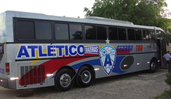 Ônibus que conduzia o time do Atlético de Cajazeiras à João Pessoa pega fogo na BR 230