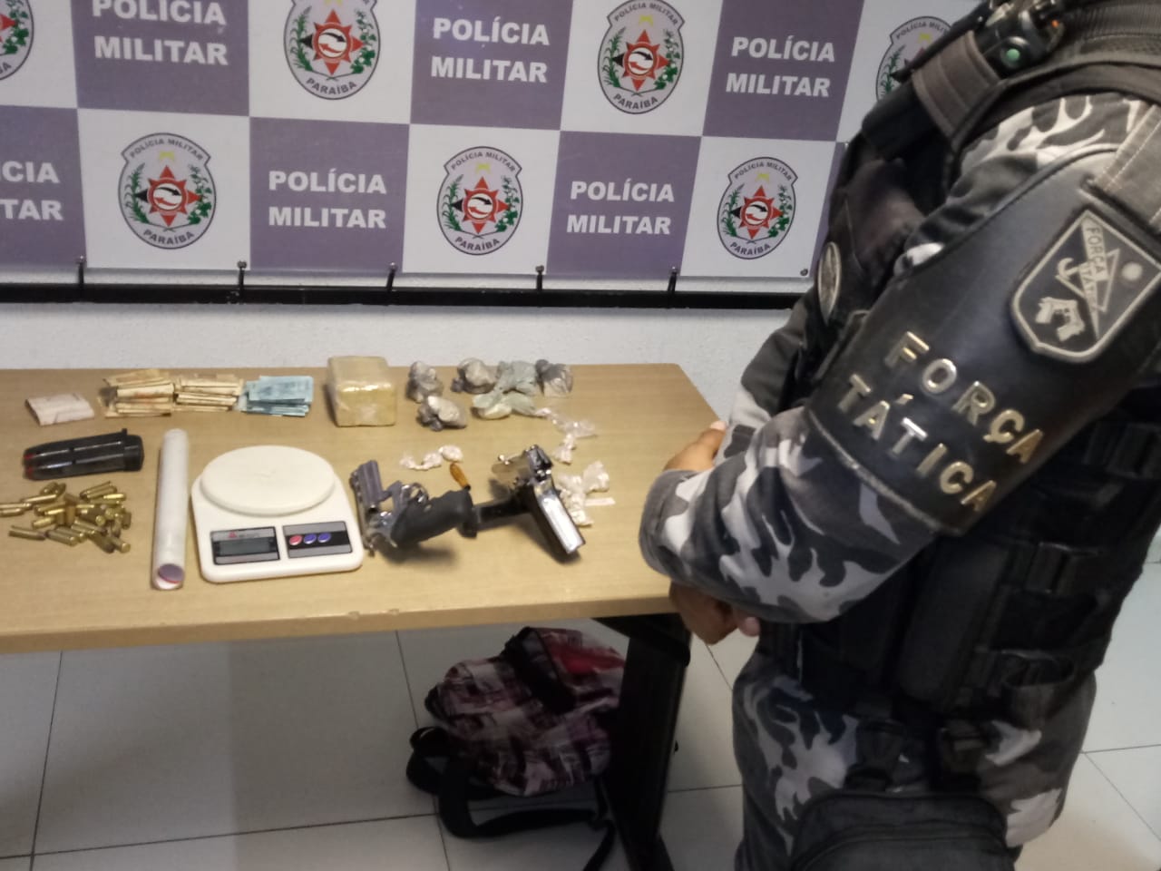 TRÁFICO: Polícia apreende armas de fogo, munições, maconha, crack e cocaína, no bairro das Indústrias