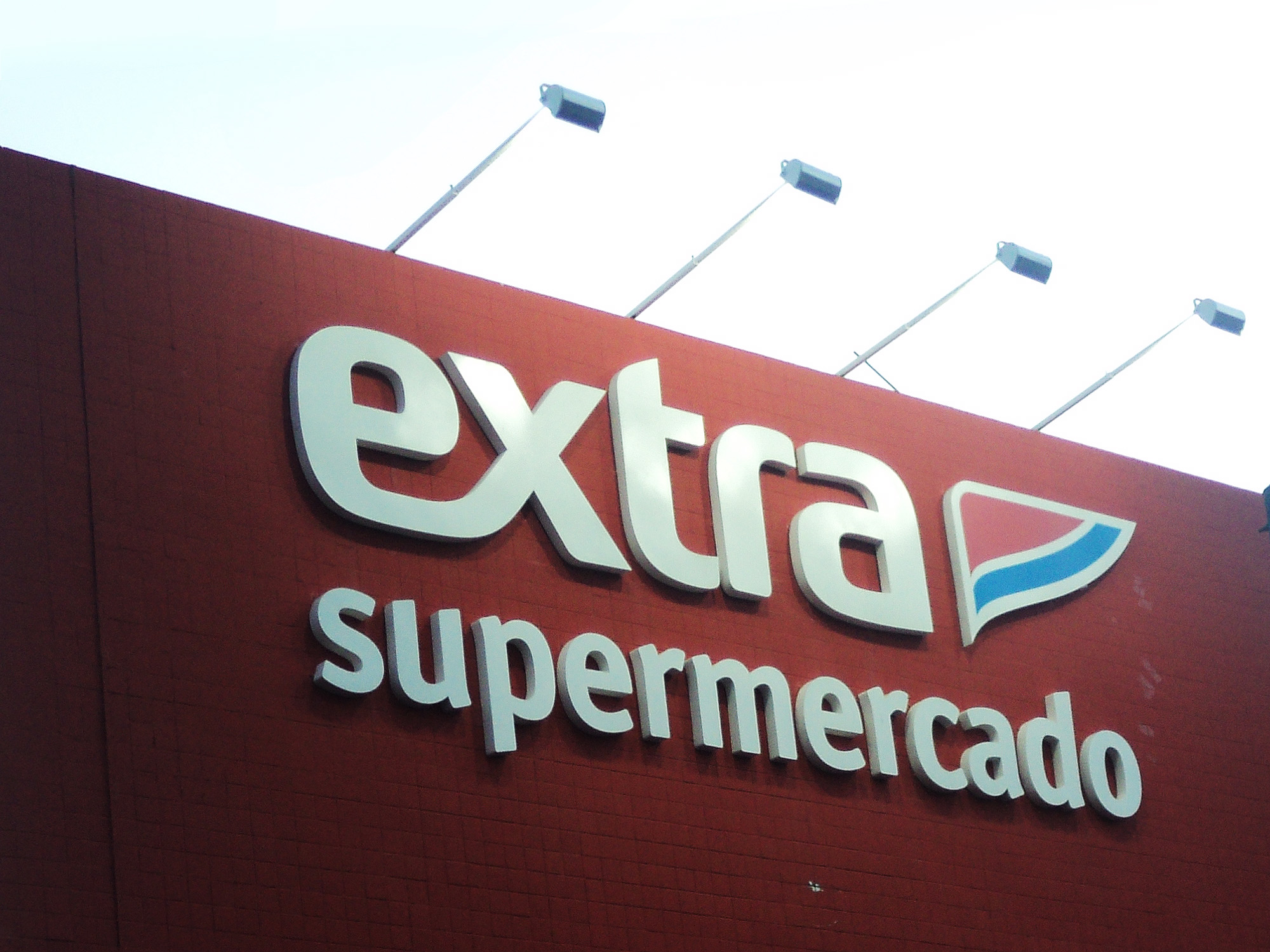 Supermercado Extra é condenado a pagar R$ 15 mil a cliente que teve placas de veículos furtadas em estacionamento