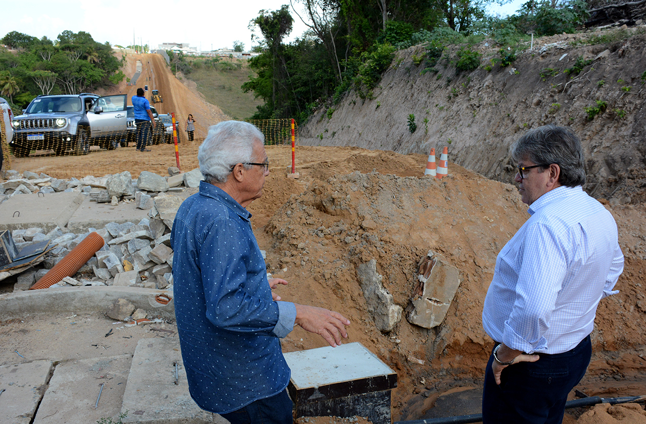 Governador João Azevêdo inspeciona obra de ponte entre os bairros de Mangabeira e Valentina