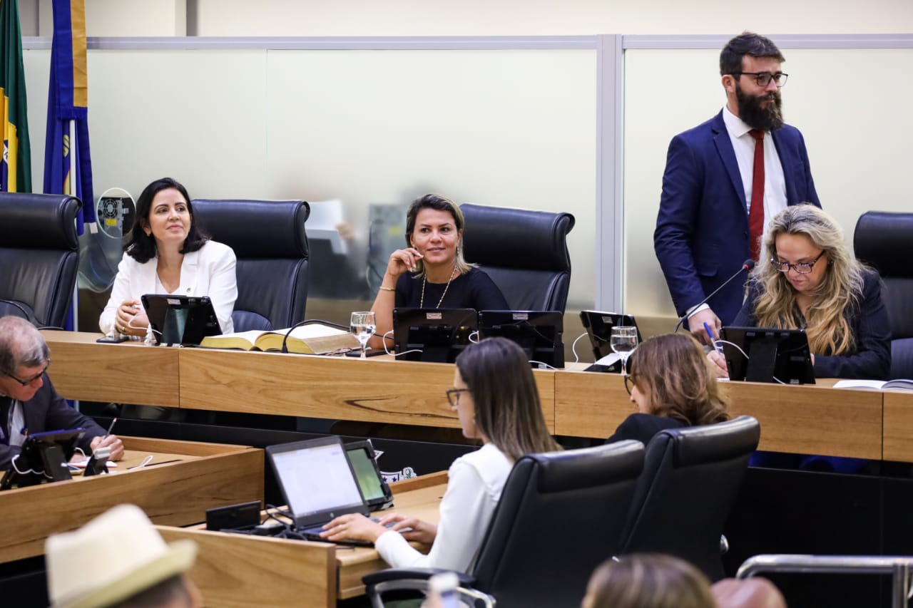 Drª Jane Panta preside sessão na ALPB no mês em que se comemora o Dia Internacional da Mulher