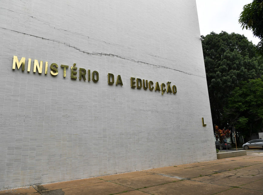 BIE - Fachada do Ministério da Educação (MEC).  Com a troca de governo, o nome dos novos Ministérios do governo federal foram incluídos na fachada dos prédios da Esplanada dos Ministérios, em Brasília. Como algumas das pastas foram fundidas, o letreiro nas fachadas mudou.  Foto: Geraldo Magela/Agência Senado