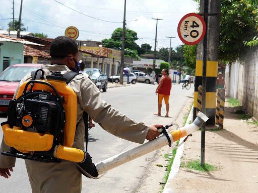 BRIGADA SANITÁRIA: Agentes de endemias, agentes comunitários de saúde realizam ação em Mangabeira IV em combate ao coronavírus, dengue, zika e chikungunya