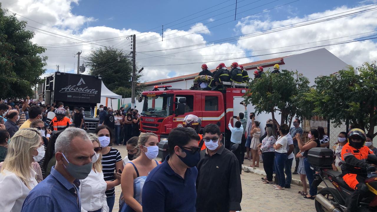 Sob forte comoção, deputado estadual Genival Matias é sepultado em Juazeirinho