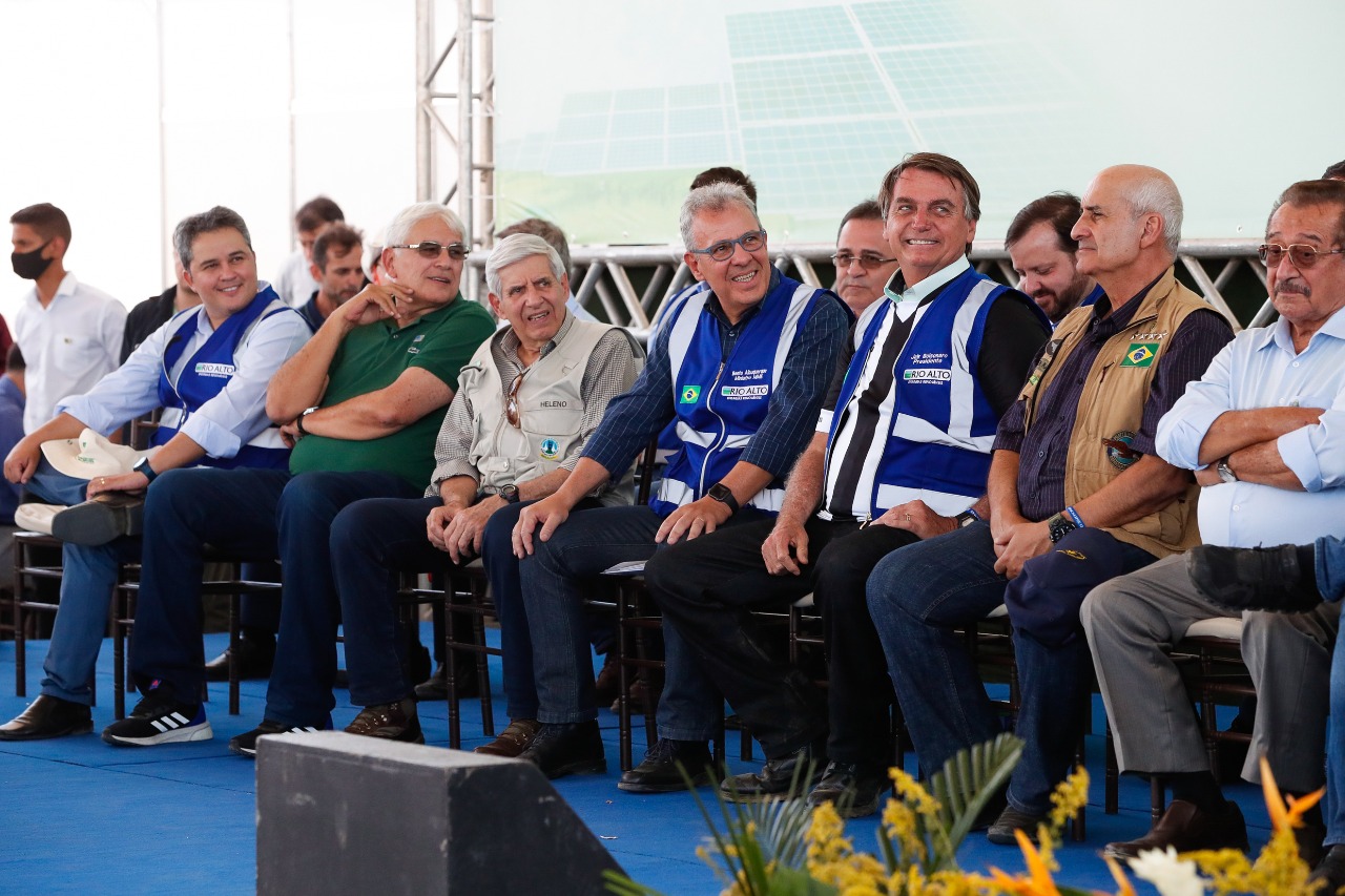 PRESTÍGIO: Presidente Bolsonaro quebra protocolo em Coremas e convida ex-senador Efraim Morais para o palco de autoridades