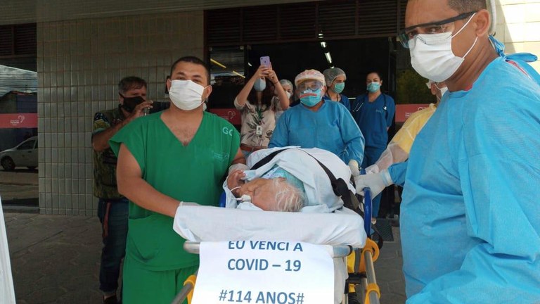 CURADA: Anciã de 114 anos deixa hospital em João Pessoa depois de 14 dias internada infectada pelo coronavírus