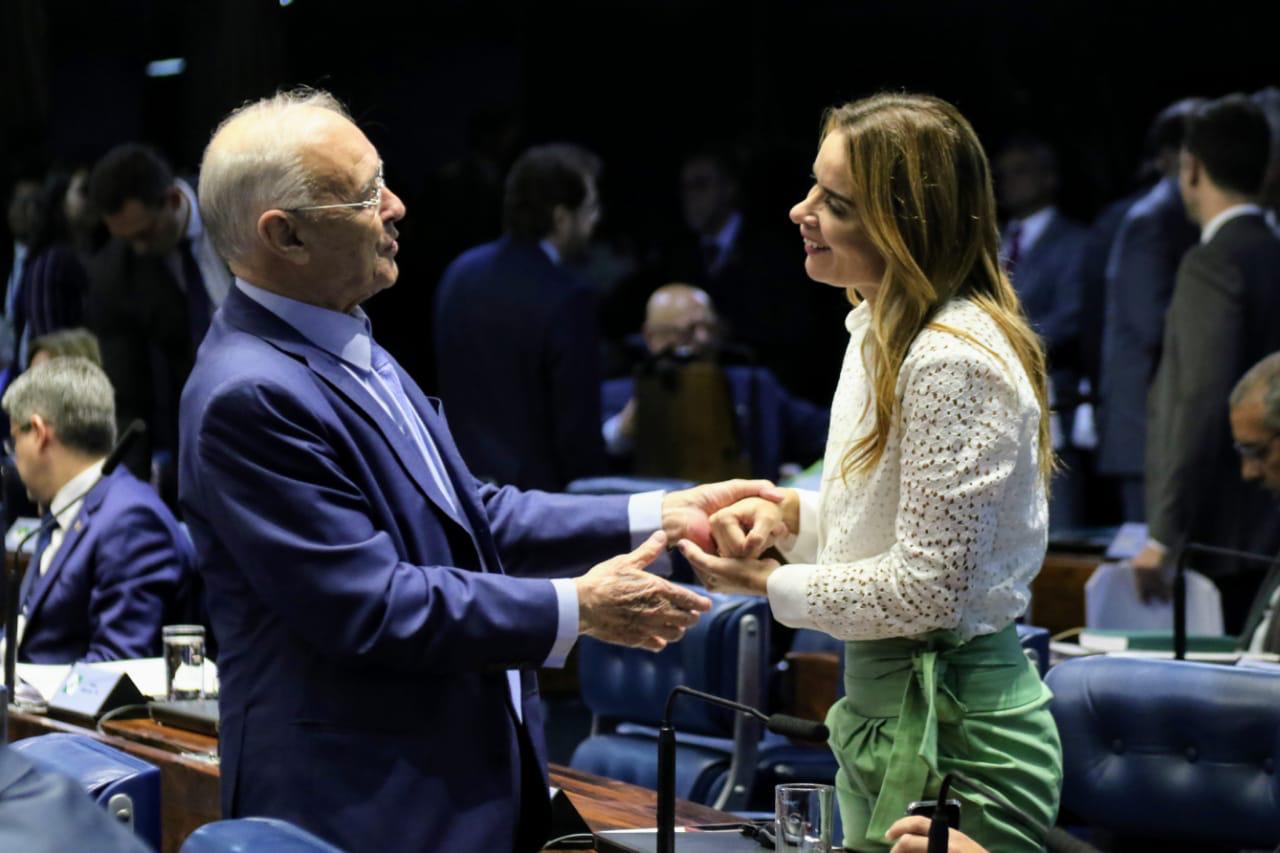 Daniella Ribeiro lamenta falecimento do senador Arolde Oliveira, vítima de covid-19