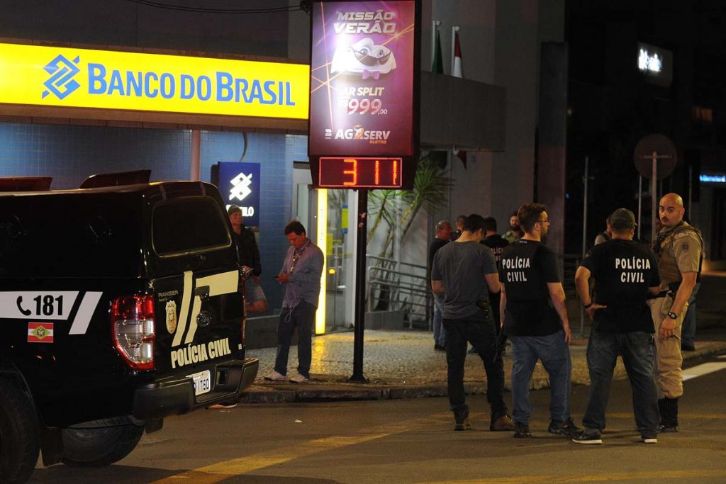 Polícia prende no Rio Grande do Sul 8 suspeitos de participar de assalto a banco em Criciúma