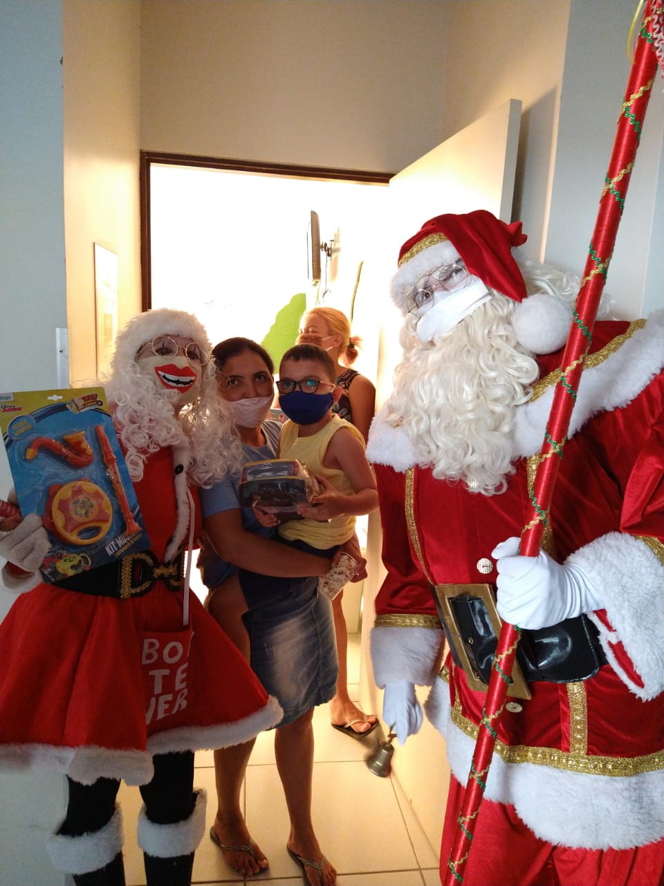 É NATAL: “Papai e Mamãe Noel” distribuem brindes com pacientes do Hospital Napoleão Laureano