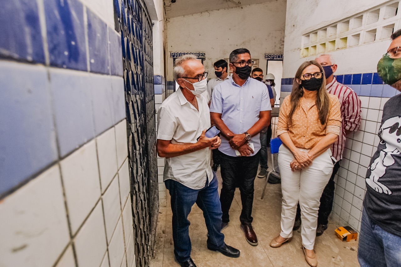 Prefeito Cícero Lucena visita escolas com obras de reforma paralisadas e garante mudança no modelo de gestão na educação de João Pessoa