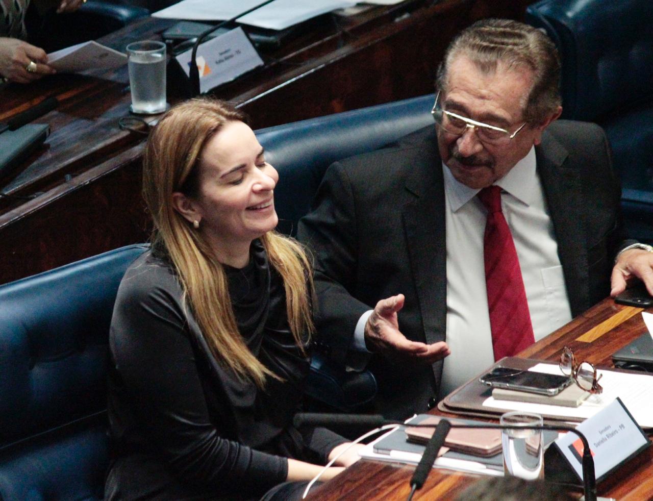 Daniela Ribeiro oficializa no Senado Federal voto de pesar pela morte do senador Maranhão