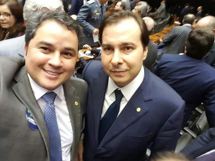 Efraim Filho, líder do DEM diz que saída do ex-presidente da Câmara, Rodrigo Maia "ajudará a pacificar" o partido