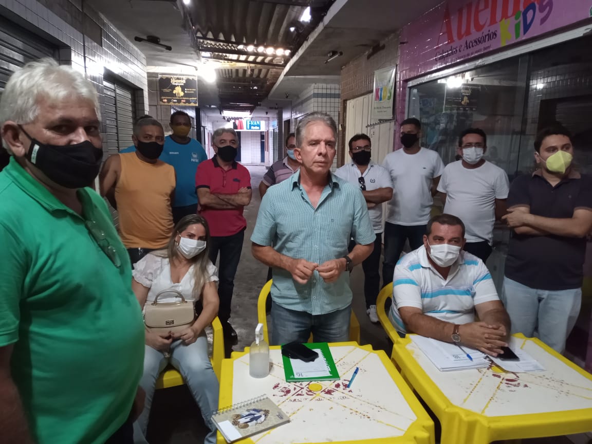 Prefeito se reúne com lojistas para discutir melhorias no Mercado Público Darcílio Wanderley, em Patos