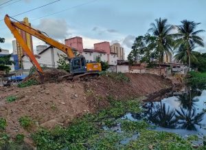 Defesa Civil faz novo desassoreamento e limpeza nos rios Jaguaribe e Cuiá e nas Três Lagoas