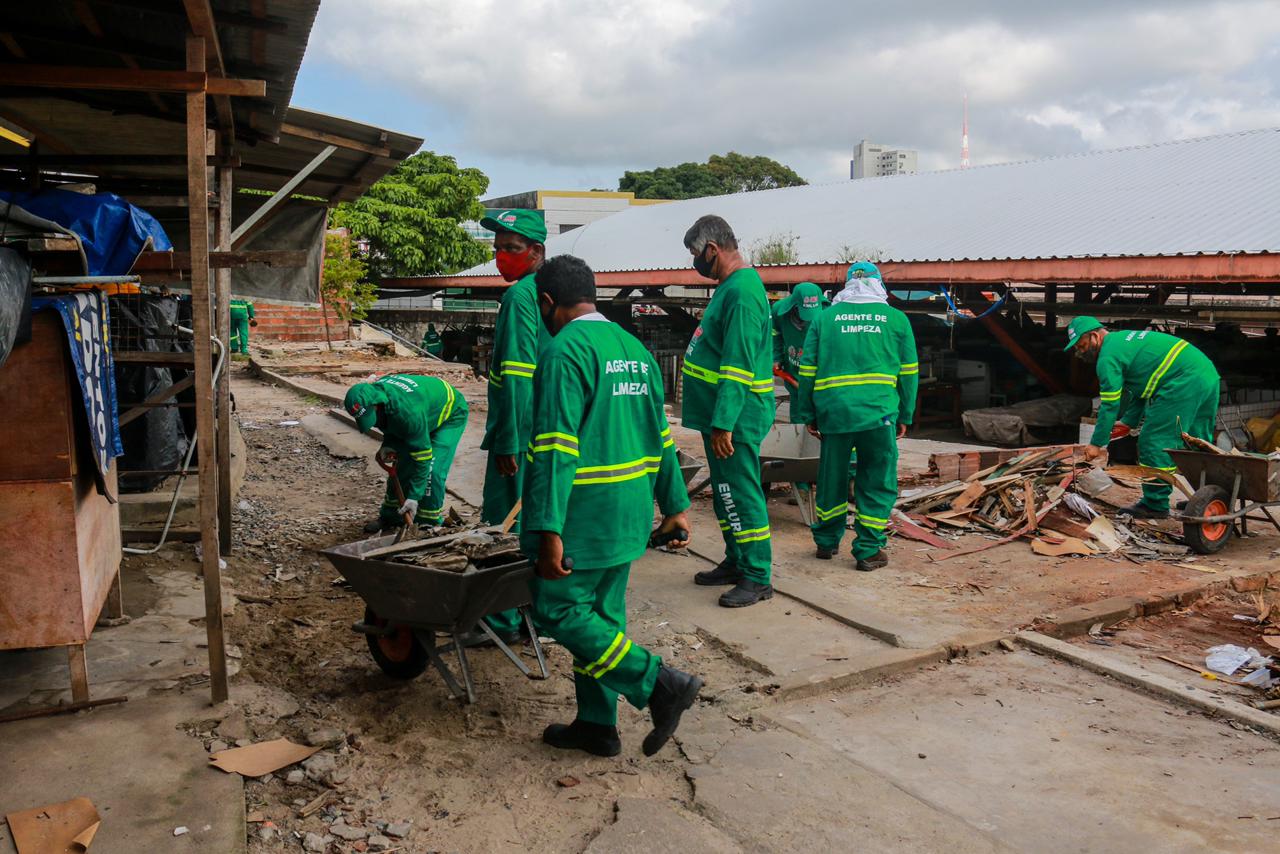 ZELADORIA:  Por recomendação do prefeito Cícero, equipes de várias secretarias e órgãos municipais realizam força tarefa para serviços de melhorias no Mercado Central de João Pessoa